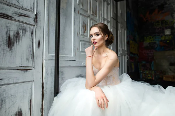 Retrato de una hermosa novia. Honorarios de novia en el estudio — Foto de Stock