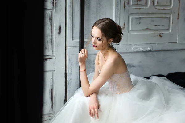 Porträt einer schönen Braut. Brautgeld im Atelier — Stockfoto