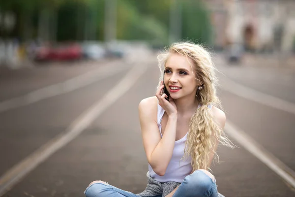 Bella ragazza che parla al telefono. Stile di vita . — Foto Stock