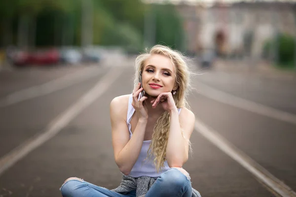 Bella ragazza che parla al telefono. Stile di vita . — Foto Stock