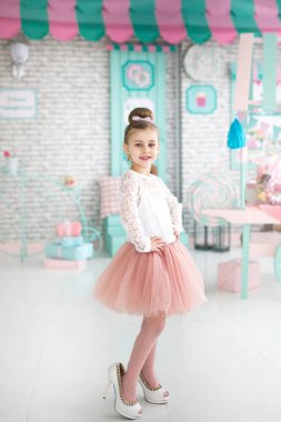 Annenin yerinde güzel kız