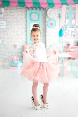 Annenin yerinde güzel kız