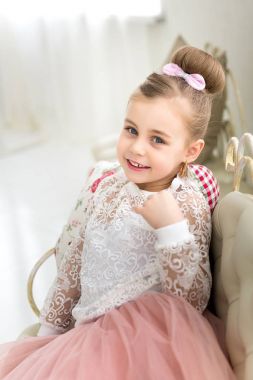 Güzel bir gülümseyen kız stüdyoda portresi