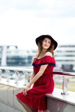 Şapkalı güzel kız şehir etrafında yürür