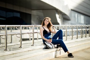 Kağıt kahve içme genç güzel şık hipster kadın 