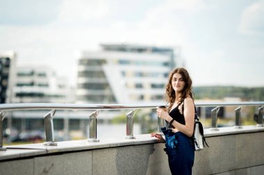 Kağıt kahve içme genç güzel şık hipster kadın 