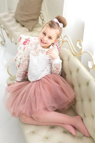 Güzel bir gülümseyen kız stüdyoda portresi