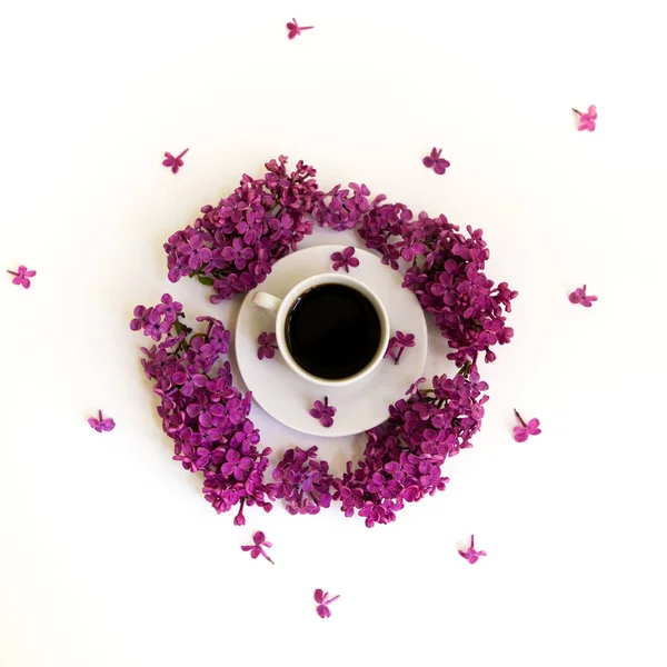 Beyaz arka planda Lila ile kupa üst görünümü