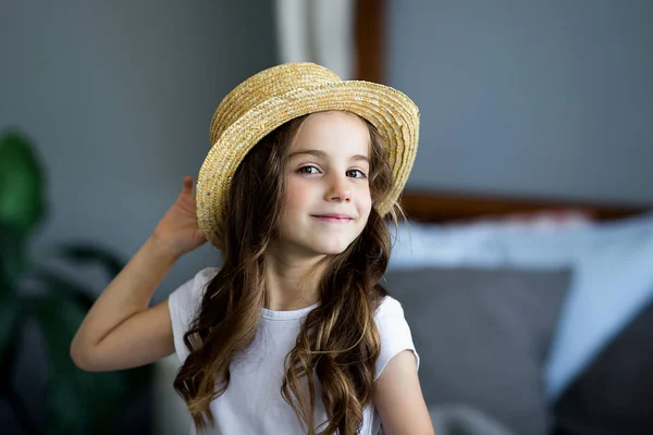 Retrato de una hermosa niña en un estudio de sombrero de paja — Foto de Stock