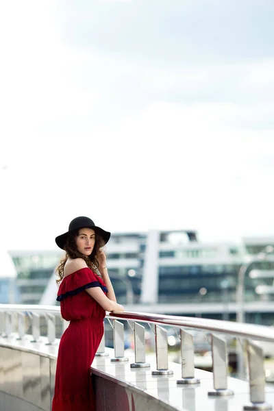 Bella ragazza con un cappello passeggia per la città — Foto Stock
