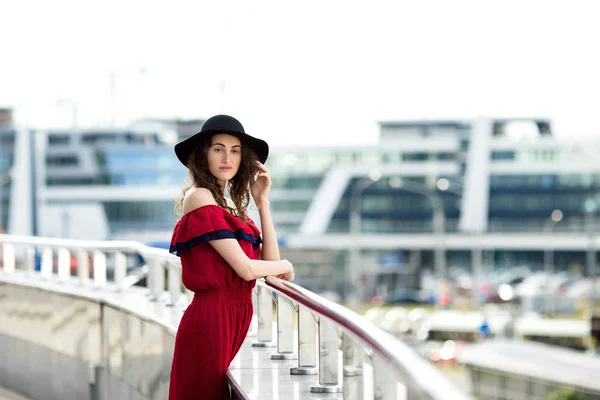 Schönes Mädchen mit Hut spaziert durch die Stadt — Stockfoto