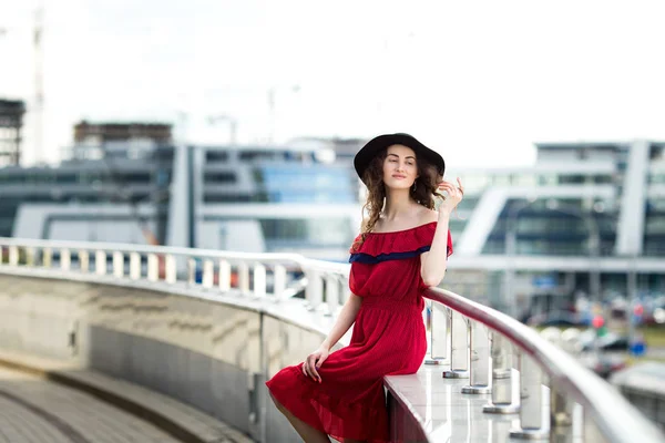 Schönes Mädchen mit Hut spaziert durch die Stadt — Stockfoto