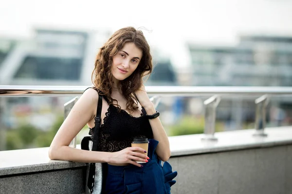 Junge schöne stilvolle Hipster-Frau trinkt Kaffee in Papier — Stockfoto