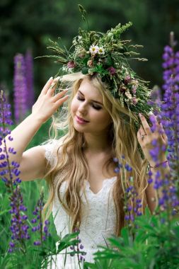 Acı bakla alanındaki beyaz elbiseli güzel kız