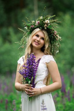 Acı bakla alanındaki beyaz elbiseli güzel kız