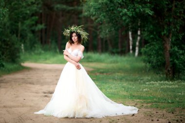 Çiçek çelenk ile beyaz elbiseli güzel gelin