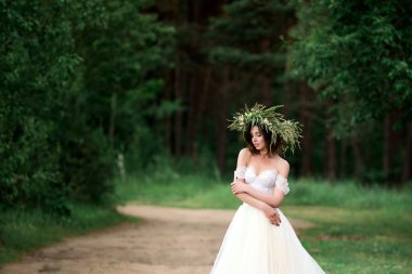 Çiçek çelenk ile beyaz elbiseli güzel gelin
