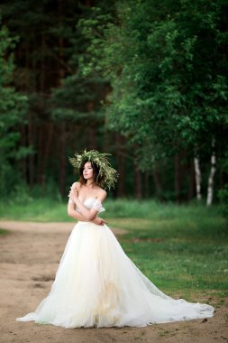 Çiçek çelenk ile beyaz elbiseli güzel gelin