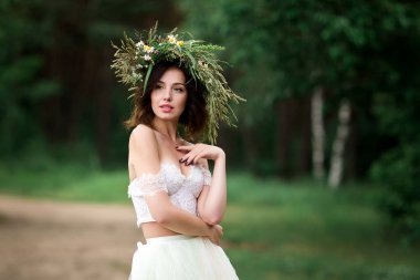 Çiçek çelenk ile beyaz elbiseli güzel gelin