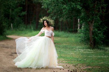 Gelin düğün elbisesini dönüyor