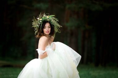 Gelin düğün elbisesini dönüyor