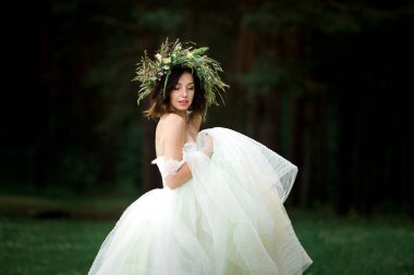 Gelin düğün elbisesini dönüyor