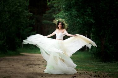 Gelin düğün elbisesini dönüyor