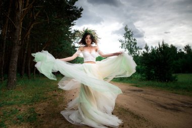 Gelin düğün elbisesini dönüyor