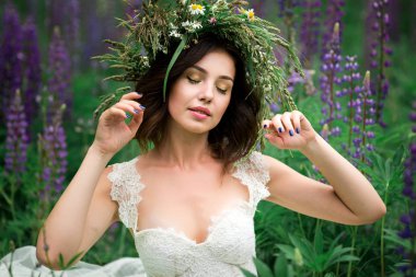 Acı bakla alanındaki beyaz elbiseli güzel kız