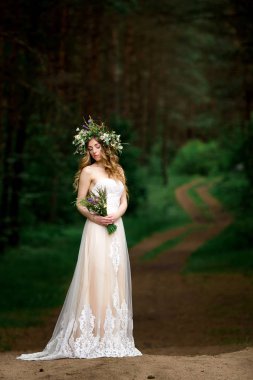 Gelin gelin ormanda yürür