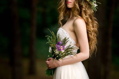 Çiçek çelenk ile beyaz elbiseli güzel gelin