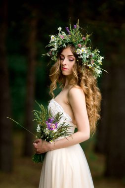 Çiçek çelenk ile beyaz elbiseli güzel gelin