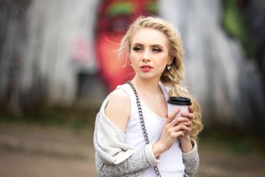 Güzel üzgün kız sokakta kahve içme