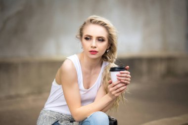 Güzel üzgün kız sokakta kahve içme