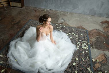 Parlak kalıcı makyaj ile güzel gelin 