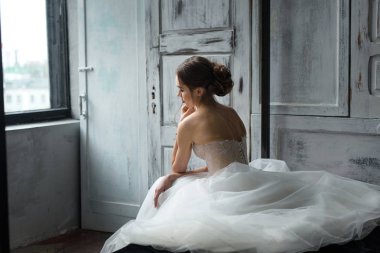 Parlak kalıcı makyaj ile güzel gelin