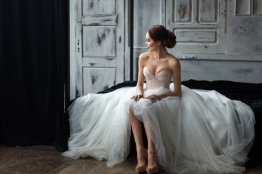 Parlak kalıcı makyaj ile güzel gelin