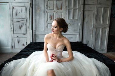 Parlak kalıcı makyaj ile güzel gelin