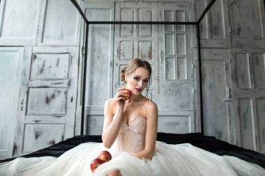 Elinde apple ile güzel gelin