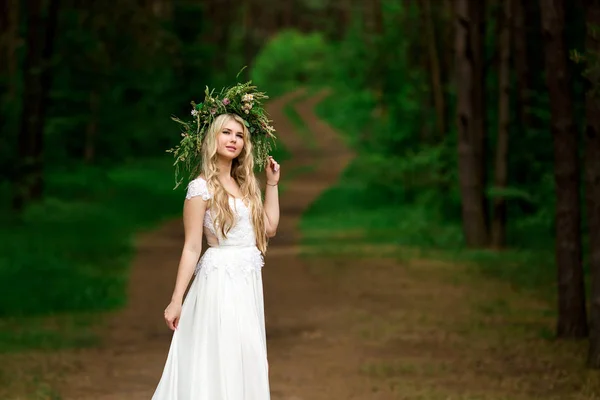 Portret pięknej narzeczonej w białej sukni i wieniec F — Zdjęcie stockowe