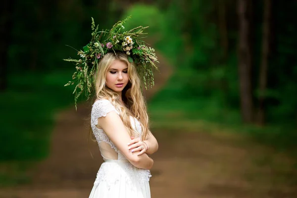 A gyönyörű menyasszony, fehér ruhát, és a koszorú F portréja — Stock Fotó