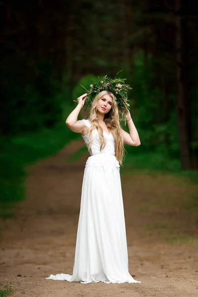 Retrato de uma noiva bonita em um vestido branco e uma grinalda de F — Fotografia de Stock