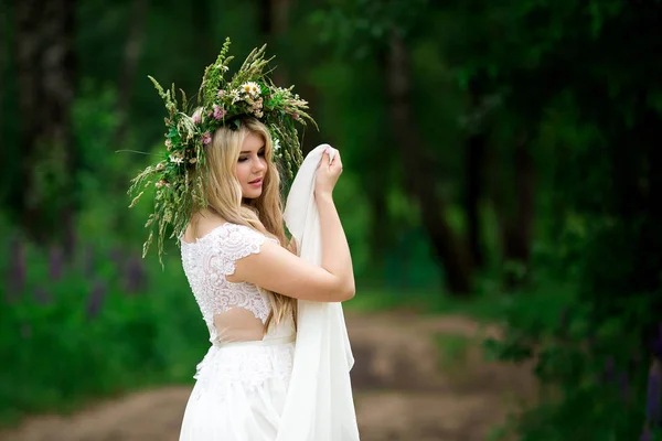 Retrato de uma noiva bonita em um vestido branco e uma grinalda de F — Fotografia de Stock