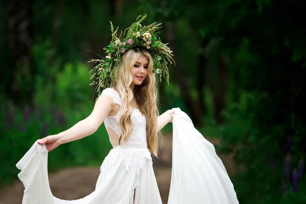 Πορτρέτο του όμορφη νύφη σε ένα λευκό φόρεμα και ένα στεφάνι από F — Φωτογραφία Αρχείου