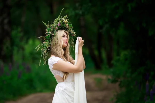 Portrait Belle Jeune Mariée Portant Une Robe Blanche Une Couronne — Photo