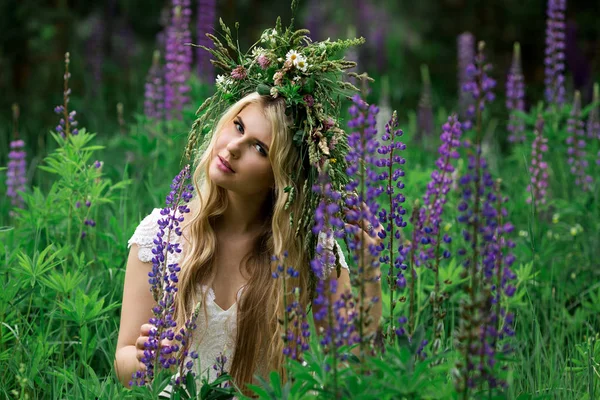 Portret Pięknej Młodej Kobiety Sobie Wieniec Kwiatów Świeżych Lasu Siedzi — Zdjęcie stockowe