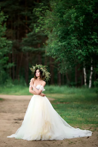 Çiçek çelenk ile beyaz elbiseli güzel gelin