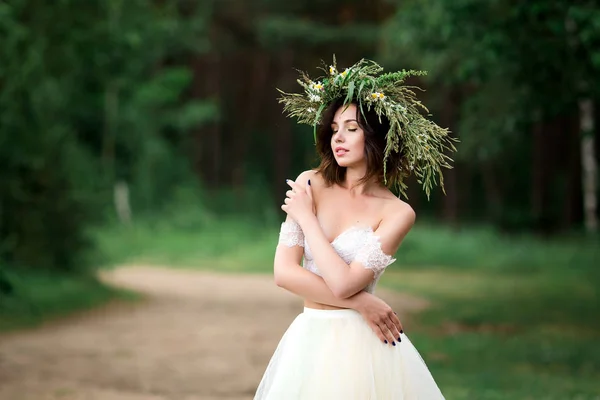 Belle mariée dans une robe blanche avec une couronne de fleurs — Photo