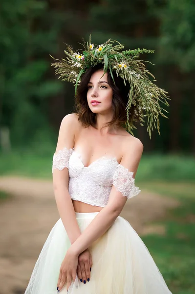 꽃의 화 환으로 하얀 드레스를 입고 아름 다운 신부 — 스톡 사진
