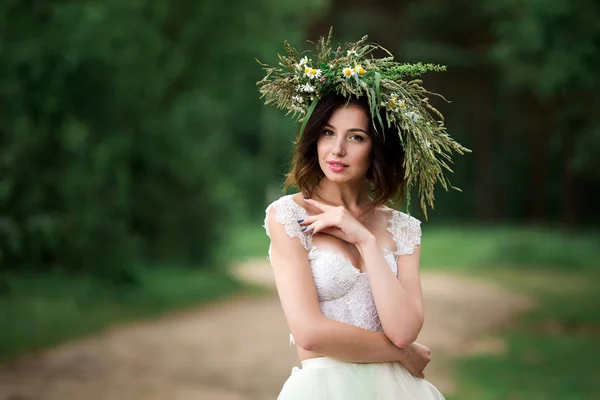 Portret pięknej narzeczonej w białej sukni i wieniec F — Zdjęcie stockowe